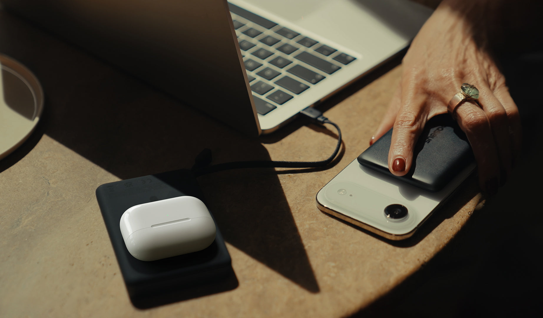 Can I Charge Two Devices at Once? How to Use One Magnetic Power Bank Efficiently